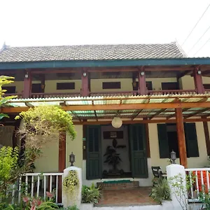 ouis-guesthouse.hotelsluangprabang.com/